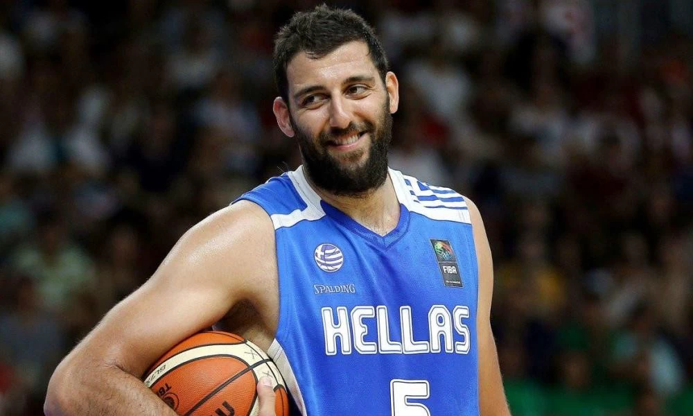 Αττική οδός: Ο Μπουρούσης βοηθάει με το αμάξι του εγκλωβισμένα αυτοκίνητα